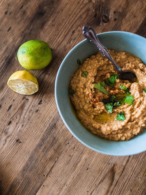 Mezze, viele verschiedene, kleine Speisen sind genau die richtige Speise für heiße Sommertage als auch grundsätzlich für Entscheidungs-Unwillige. Bei uns gab es dieses Mal kräftigen Tomaten-Hummus, leichtes Orangen-Carpaccio, einen sauer angemachten grünen Bohnensalat, sowie Camembert mit süßen Feigen und Honig.