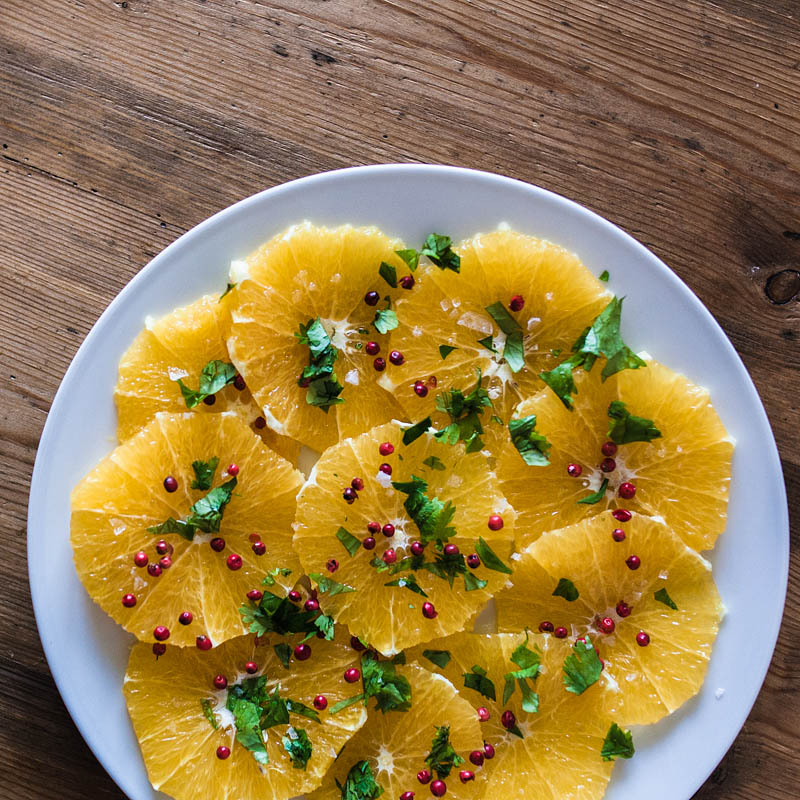 Mezze, viele verschiedene, kleine Speisen sind genau die richtige Speise für heiße Sommertage als auch grundsätzlich für Entscheidungs-Unwillige. Bei uns gab es dieses Mal kräftigen Tomaten-Hummus, leichtes Orangen-Carpaccio, einen sauer angemachten grünen Bohnensalat, sowie Camembert mit süßen Feigen und Honig.