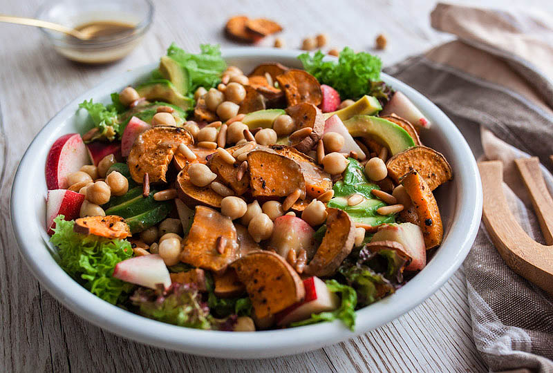 Up your salad game: Nektarinen-Süßkartoffelsalat mit Ahornsirup-Senf-Dressing, cremiger Avocado, knusprigen Pinienkernen und frischem Spinat oder Salat. Der perfekte Sommersalat für Grillabende und unterwegs. Warm und kalt ein Genuss. Rezept und Foodstyling: Purple Avocado / Sabrina Dietz