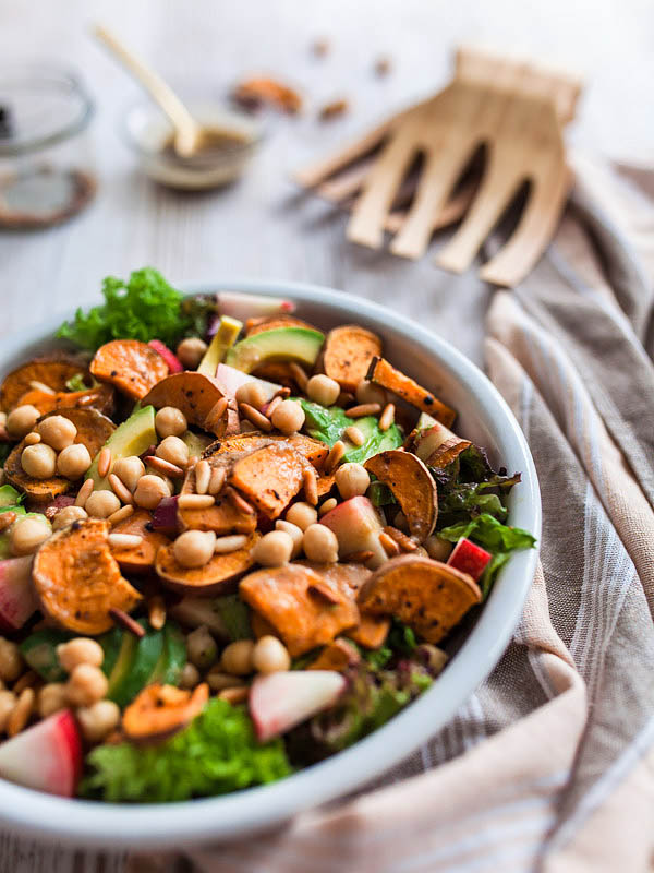 Up your salad game: Nectarine Sweet Potato Salad with a Maple Syrup-Mustard Dressing, creamy avocado, crisp pine seeds and fresh spinach or salad. The perfect summer salad for bbq or on the go can be enjoyed both, warm and cold. Recipe and Foodstyling from Purple Avocado / Sabrina Dietz