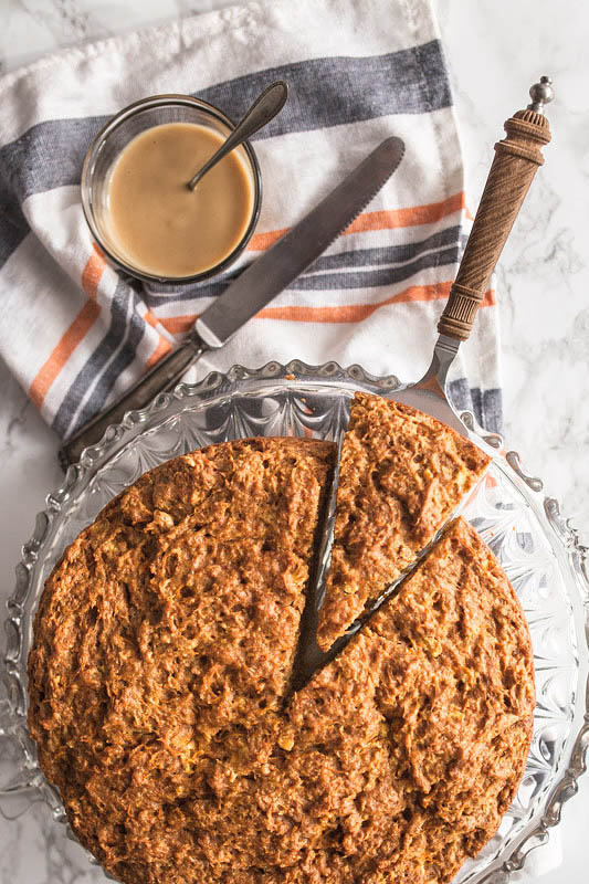 Hier ist ein Rezept für einen saftigen, luftigen Karotten-Zitronen-Kuchen mit Cashewbutter-Icing. Dieser lockere Karottenkuchen ist problemlos für einige Tage im Kühlschrank haltbar. Das nussige, leicht bittere Cashewbutter-Icing gibt dem Kuchen das spezielle Etwas und der frische Zitronensaft sowie die Zitronenschale verleihen ihm eine saure, fruchtige Note.