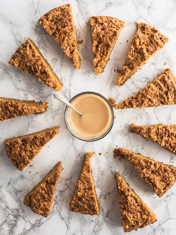 Hier ist ein Rezept für einen saftigen, luftigen Karotten-Zitronen-Kuchen mit Cashewbutter-Icing. Dieser lockere Karottenkuchen ist problemlos für einige Tage im Kühlschrank haltbar. Das nussige, leicht bittere Cashewbutter-Icing gibt dem Kuchen das spezielle Etwas und der frische Zitronensaft sowie die Zitronenschale verleihen ihm eine saure, fruchtige Note.