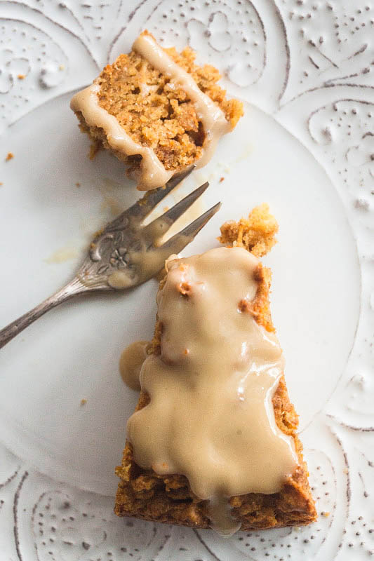 Hier ist ein Rezept für einen saftigen, luftigen Karotten-Zitronen-Kuchen mit Cashewbutter-Icing. Dieser lockere Karottenkuchen ist problemlos für einige Tage im Kühlschrank haltbar. Das nussige, leicht bittere Cashewbutter-Icing gibt dem Kuchen das spezielle Etwas und der frische Zitronensaft sowie die Zitronenschale verleihen ihm eine saure, fruchtige Note.