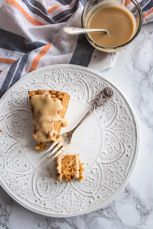 Hier ist ein Rezept für einen saftigen, luftigen Karotten-Zitronen-Kuchen mit Cashewbutter-Icing. Dieser lockere Karottenkuchen ist problemlos für einige Tage im Kühlschrank haltbar. Das nussige, leicht bittere Cashewbutter-Icing gibt dem Kuchen das spezielle Etwas und der frische Zitronensaft sowie die Zitronenschale verleihen ihm eine saure, fruchtige Note.