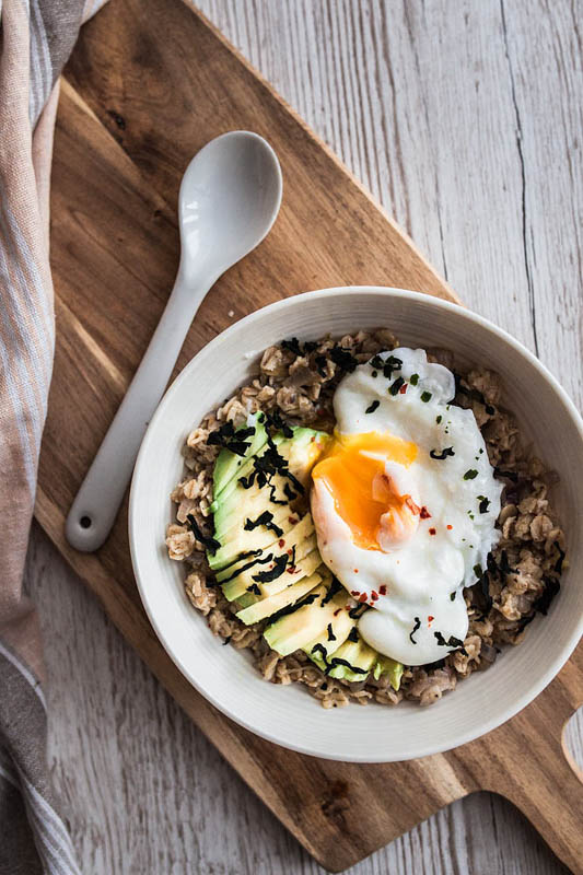 Rezept für ein herzhaftes Porridge mit Avocado und Ei zum Frühstück oder jeder beliebigen Tageszeit