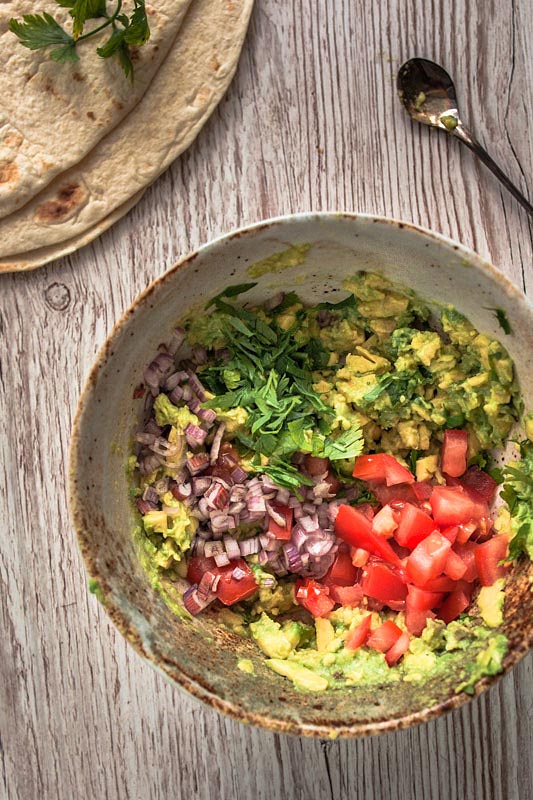 Wenn's mal schnell gehen muss, für Picknicks, unterwegs oder als Fingerfood für den nächsten Serien-Abend: Schnelle Avocado Wraps in zwei Variationen - mit Guacamole und Cashewbutter. Ganz unkompliziert und köstlich. Rezept und Foodfotografie von Purple Avocado / Sabrina Dietz