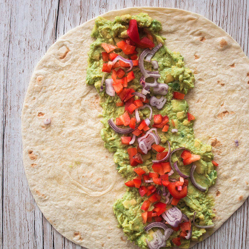 Wenn's mal schnell gehen muss, für Picknicks, unterwegs oder als Fingerfood für den nächsten Serien-Abend: Schnelle Avocado Wraps in zwei Variationen - mit Guacamole und Cashewbutter. Ganz unkompliziert und köstlich. Rezept und Foodfotografie von Purple Avocado / Sabrina Dietz