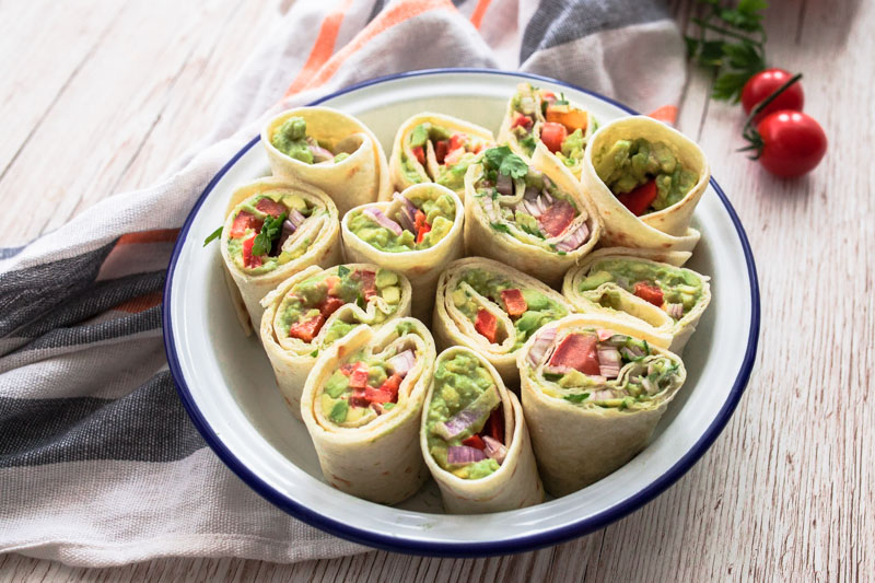 Wenn's mal schnell gehen muss, für Picknicks, unterwegs oder als Fingerfood für den nächsten Serien-Abend: Schnelle Avocado Wraps in zwei Variationen - mit Guacamole und Cashewbutter. Ganz unkompliziert und köstlich. Rezept und Foodfotografie von Purple Avocado / Sabrina Dietz