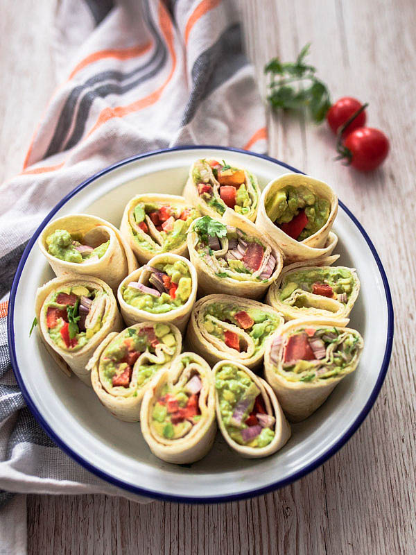 Wenn's mal schnell gehen muss, für Picknicks, unterwegs oder als Fingerfood für den nächsten Serien-Abend: Schnelle Avocado Wraps in zwei Variationen - mit Guacamole und Cashewbutter. Ganz unkompliziert und köstlich. Rezept und Foodfotografie von Purple Avocado / Sabrina Dietz