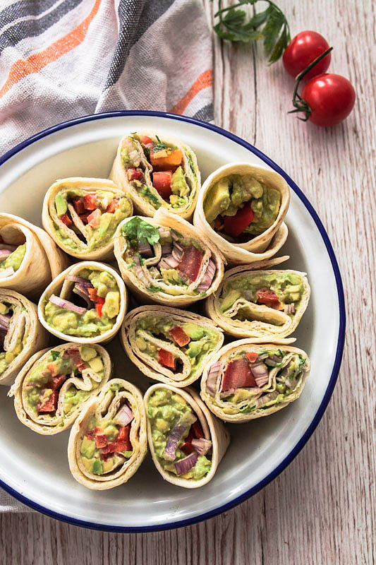 Wenn's mal schnell gehen muss, für Picknicks, unterwegs oder als Fingerfood für den nächsten Serien-Abend: Schnelle Avocado Wraps in zwei Variationen - mit Guacamole und Cashewbutter. Ganz unkompliziert und köstlich. Rezept und Foodfotografie von Purple Avocado / Sabrina Dietz