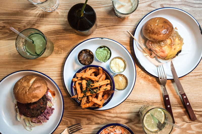 Restaurant Guide Hamburg: At the 'Schanze' you can savour delicious burgers, shakes, cocktails and sides with various dips at Ottos Burger. And the prices are fair too! Photo Credit Purple Avocado / Sabrina Dietz #restaurants #hamburg #recommendations #dinner #burger #guide