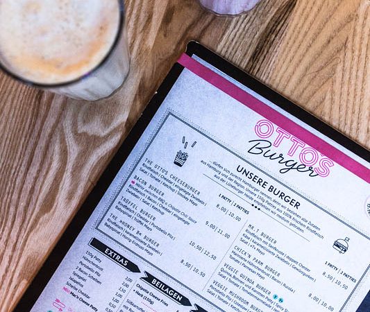 Restaurant Guide Hamburg: Im Schanzenviertel bei Otto's Burger könnt ihr euch mit leckeren Burgern, Shakes, Cocktails und Beilagen samt vielfältiger Dips zu fairen Preisen ordentlich den Bauch vollschlagen. Fotos von Purple Avocado / Sabrina Dietz #restaurants #hamburg #empfehlungen #dinner #burger
