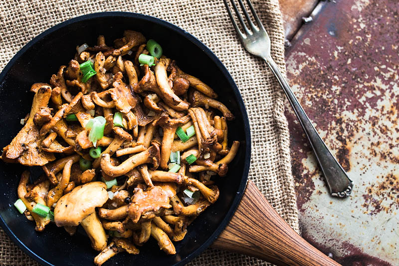 Ob zum Frühstück, Brunch oder Mittag – Diese Pfifferling Stullen mit Rührei getrockneten Tomaten und Cashewbutter bringen eure Geschmacksnerven ins Taumeln. Pfifferling Rezept und Foodstyling von Purple Avocado / Sabrina Dietz