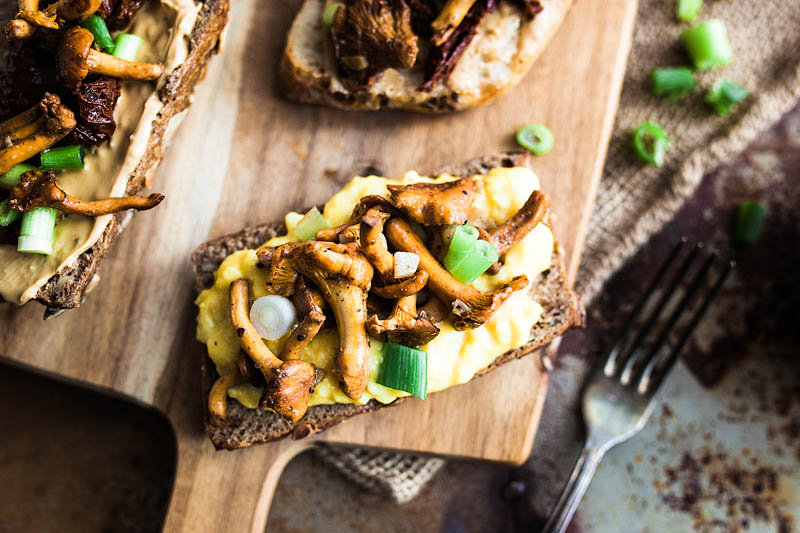 For breakfast, brunch or lunch – Those chanterelle sandwiches with scrambled egg, dried tomatoes and cashew butter surely will satisfy your tastebuds with a variety of tastes and textures. 