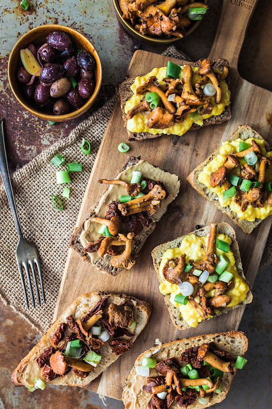 For breakfast, brunch or lunch – Those chanterelle sandwiches with scrambled egg, dried tomatoes and cashew butter surely will satisfy your tastebuds with a variety of tastes and textures. 