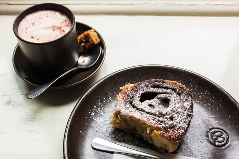 Auf der Suche nach dem besten Frühstück in Hamburg? In Hamburgs Innenstadt kann ich euch das Cöllns Mutterland nur wärmstens empfehlen. Hier gibt es die besten Franzbrötchen und viele andere, köstliche Frühstücksspezialitäten. #hamburg #restaurant #restaurants #essen #frühstück #cityguide #städtetrip #städte trip