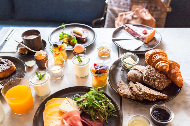 Looking for a good breakfast spot in Hamburg City Center? Let me give you an insider tip and enjoy warm, homemade 'franzbrötchen' – cinnamon buns the Northern style – and other breakkie goodies at Cölln's Mutterland. #hamburg #restaurants #best #food #breakfast #cityguide 