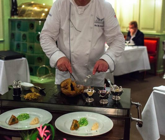 Wer in Hamburg besonders Essen gehen möchte, der hat die Qual der Wahl. Ob in der Speicherstadt, an der Alster, Hafencity oder Reeperbahn – überall findet man exklusive Restaurants. Uns verschlägt es dieses Mal aber an die schöne Elbchaussee in das althergebrachte Landhaus Scherrer. #restaurant #food #guide #hamburg #empfehlungen #Germany #bio #vegetarisch #vegan