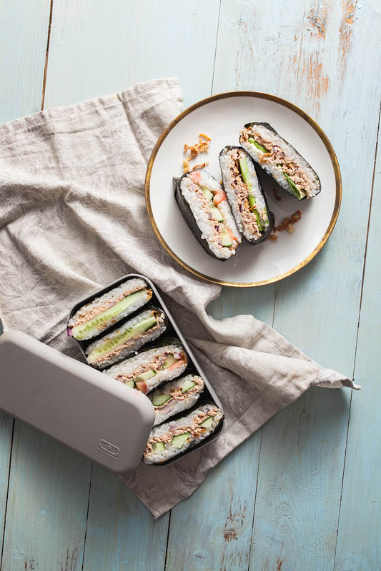 Recipe for Onigirazu, japanese rice sandwiches, with a spicy tuna mayonnaise filling and an illustrated folding instruction. Recipe by Purple Avocado / Sabrina Dietz #recipe #recipes #foodphotography #foodstyling #japanese #sushi #onigiri #onigirazu #sandwiches