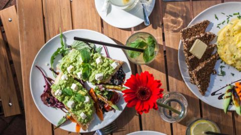 Restaurant Guide Hamburg: Frühstück im Café von der Motte in Ottensen, Hamburg Altona. Mehr auf Purple Avocado / Sabrina Dietz #restaurant #hamburg #frühstück #tips #städtetrip #food #foodstyling