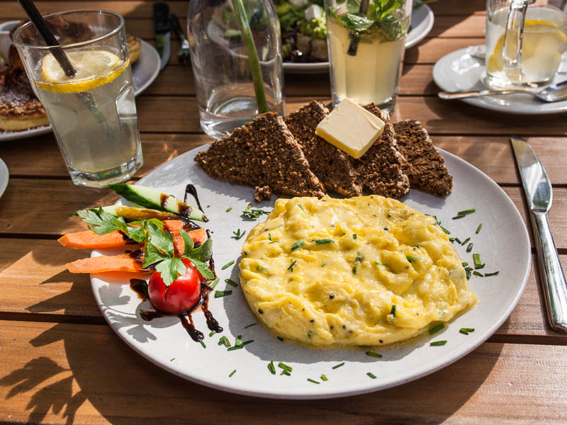 Rührei mit Schwarzbrot, Butter und Salat im Café von der Motte in Hamburg, Ottensen