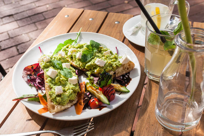 Avocado Baguettes mit Feta und Salat im Café von der Motte, Hamburg