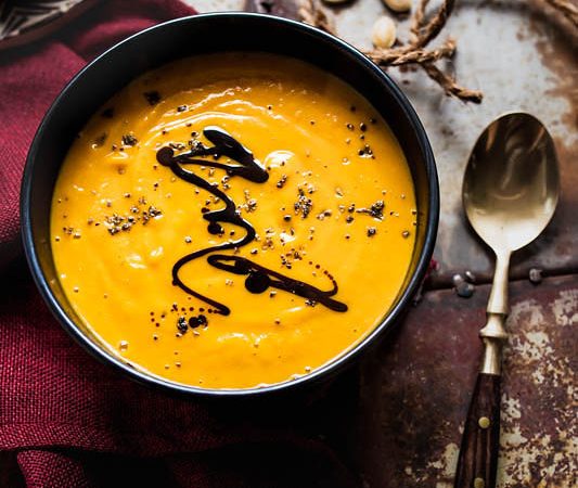Vegane Kokos-Kürbis-Suppe mit Ahornsirup und Curry. Dazu gibt’s vegane Merguez von Wheaty für den salzigen Touch und etwas Biss. #rezept #foodstyling #herbst #rezepte #kürbis #hokkaido