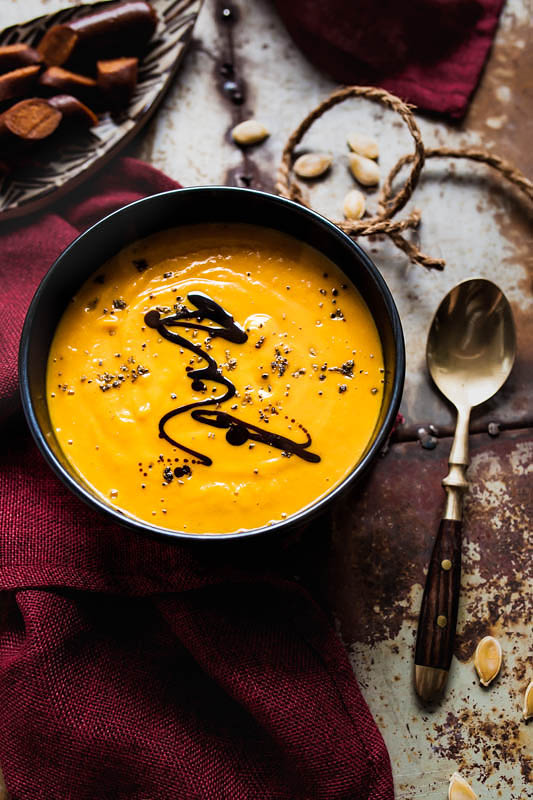 Vegane Kokos-Kürbis-Suppe mit Ahornsirup und Curry. Dazu gibt’s vegane Merguez von Wheaty für den salzigen Touch und etwas Biss. #rezept #foodstyling #herbst #rezepte #kürbis #hokkaido 