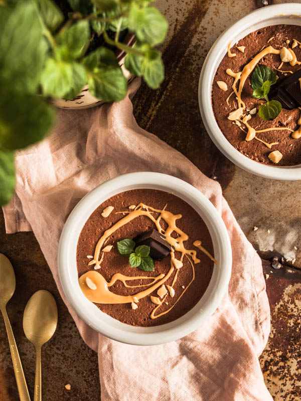 Cremige, schokoladige, herbe Mousse au Chocolat aus Aquafaba mit einem Hauch von Erdnussbutter. Nur 3 Zutaten & vegan.