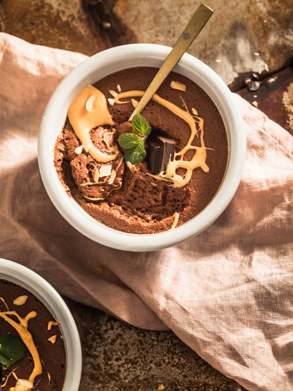 Cremige, schokoladige, herbe Mousse au Chocolat aus Aquafaba mit einem Hauch von Erdnussbutter. Nur 3 Zutaten & vegan.