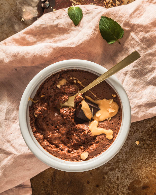 Cremige, schokoladige, herbe Mousse au Chocolat aus Aquafaba mit einem Hauch von Erdnussbutter. Nur 3 Zutaten & vegan.