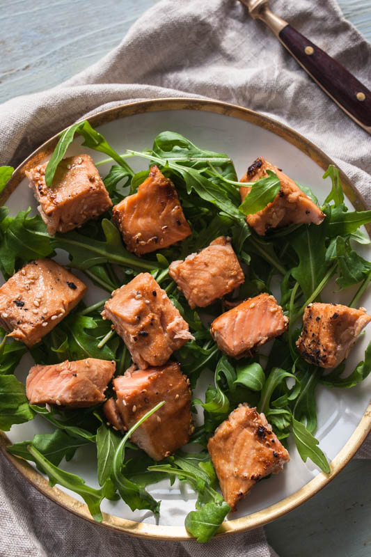 Lachs-Würfel mit süßer Asia-Sesam-Marinade aus dem Indoor Steakreaktor Beefer Oberhitzegrill von Klarstein.