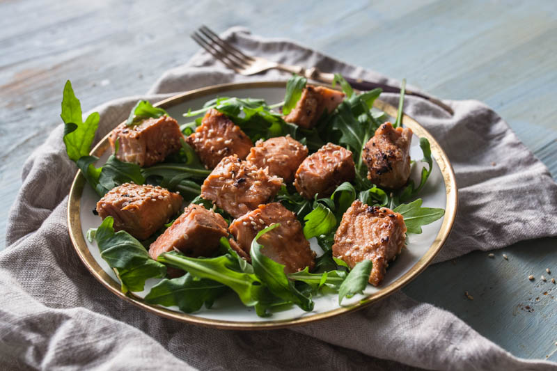 Lachs-Würfel mit süßer Asia-Sesam-Marinade aus dem Indoor Steakreaktor Beefer Oberhitzegrill von Klarstein.