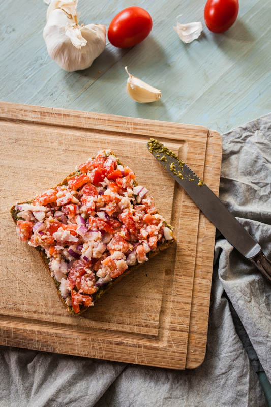 Tomato bruschetta with parmesan cheese crust from the indoor beefer / steakreaktor. BBQ Recipe