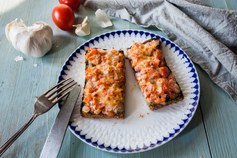 Tomato bruschetta with parmesan cheese crust from the indoor beefer / steakreaktor. BBQ Recipe