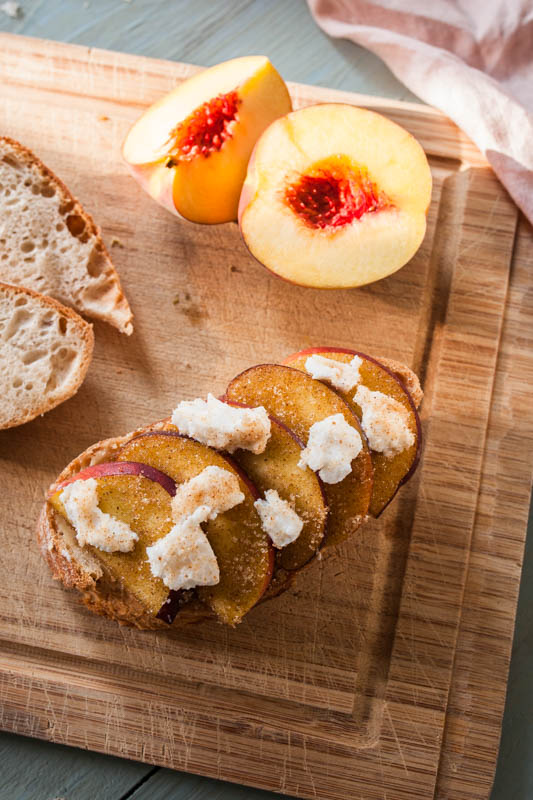 Vor dem Grillen: Pfirsich Ziegenkäse Baguette mit Sesampaste aus dem Indoor Steakreaktor Beefer Oberhitzegrill von Klarstein.