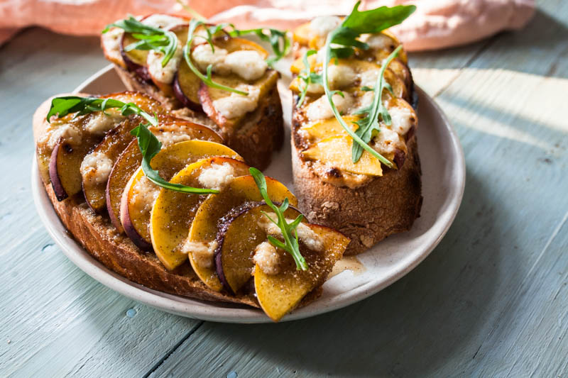 Pean goat cheese baguette with tahini from the indoor beefer / steakreaktor. BBQ Recipe