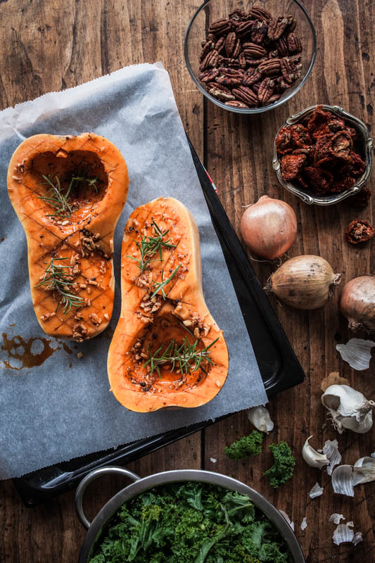 Gefüllter Kürbis mit Grünkohl, Pekannüssen, getrockneten Tomaten und einer Mandelmus Sauce. #vegan #rezept #weihnachten #feiertage #herbst #winter #grünkohl #foodstyling #food #photography