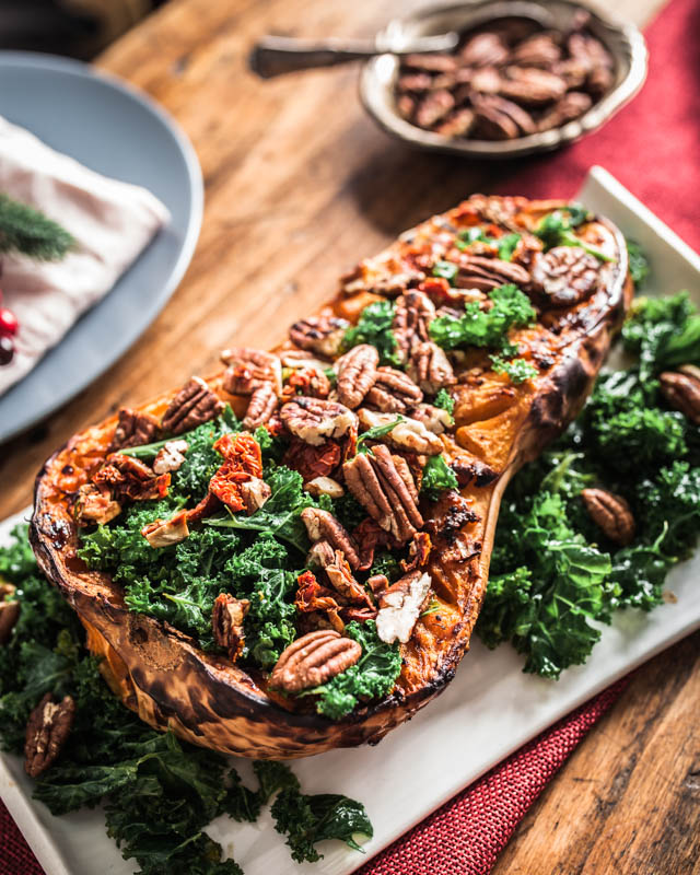 Gefüllter Kürbis mit Grünkohl, Pekannüssen, getrockneten Tomaten und einer Mandelmus Sauce. #vegan #rezept #weihnachten #feiertage #herbst #winter #grünkohl #foodstyling #food #photography