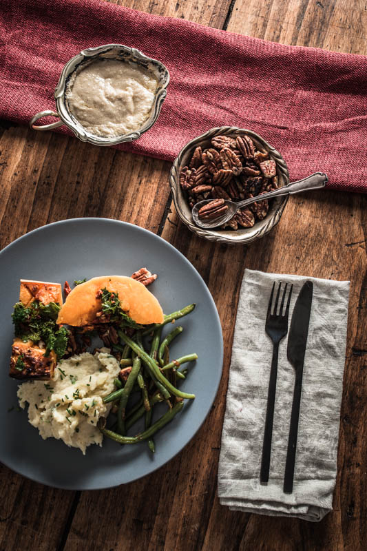 Gefüllter Kürbis mit Grünkohl, Pekannüssen, getrockneten Tomaten und einer Mandelmus Sauce. #vegan #rezept #weihnachten #feiertage #herbst #winter #grünkohl #foodstyling #food #photography