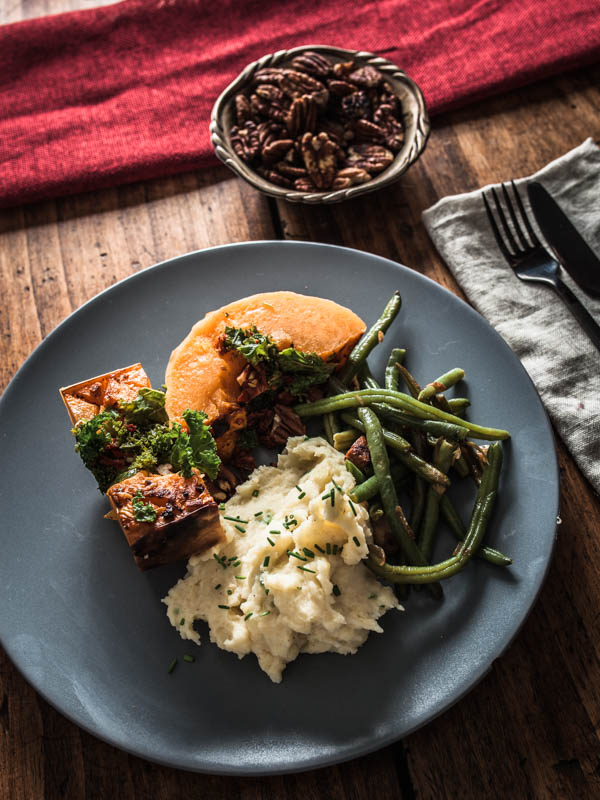 Gefüllter Kürbis mit Grünkohl, Pekannüssen, getrockneten Tomaten und einer Mandelmus Sauce. #vegan #rezept #weihnachten #feiertage #herbst #winter #grünkohl #foodstyling #food #photography