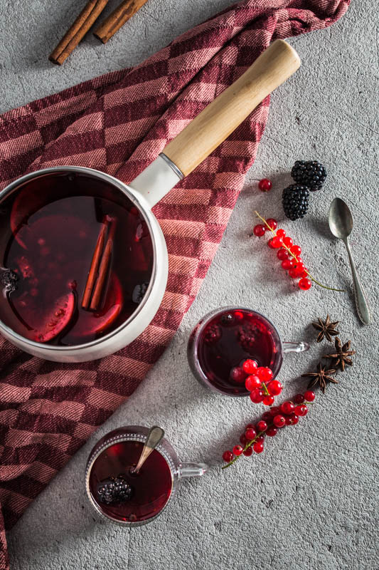 Winterlicher Waldbeeren Punsch mit Brombeeren, Himbeeren und Johannisbeeren. Zur Weihnachtszeit und Winterzeit wird der Saft warm gemacht und heißt Winterpunsch oder Weihnachtspunsch oder auch Glühwein. Wir machen eine wahlweise alkoholfreie oder alkoholische fruchtige Version mit Waldbeeren, Zimt und Sternanis. #foodphotography #weihnachten #christmas #recipes #winter #rezepte