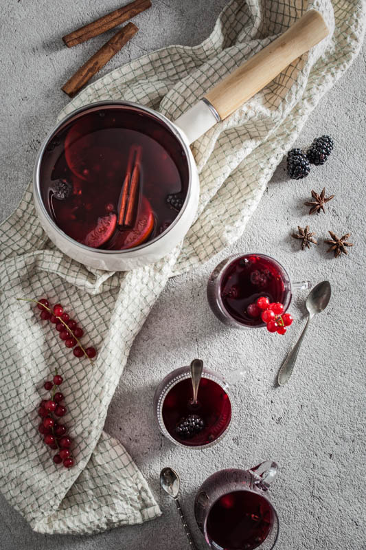 Winterlicher Waldbeeren Punsch mit Brombeeren, Himbeeren und Johannisbeeren. Zur Weihnachtszeit und Winterzeit wird der Saft warm gemacht und heißt Winterpunsch oder Weihnachtspunsch oder auch Glühwein. Wir machen eine wahlweise alkoholfreie oder alkoholische fruchtige Version mit Waldbeeren, Zimt und Sternanis. #foodphotography #weihnachten #christmas #recipes #winter #rezepte