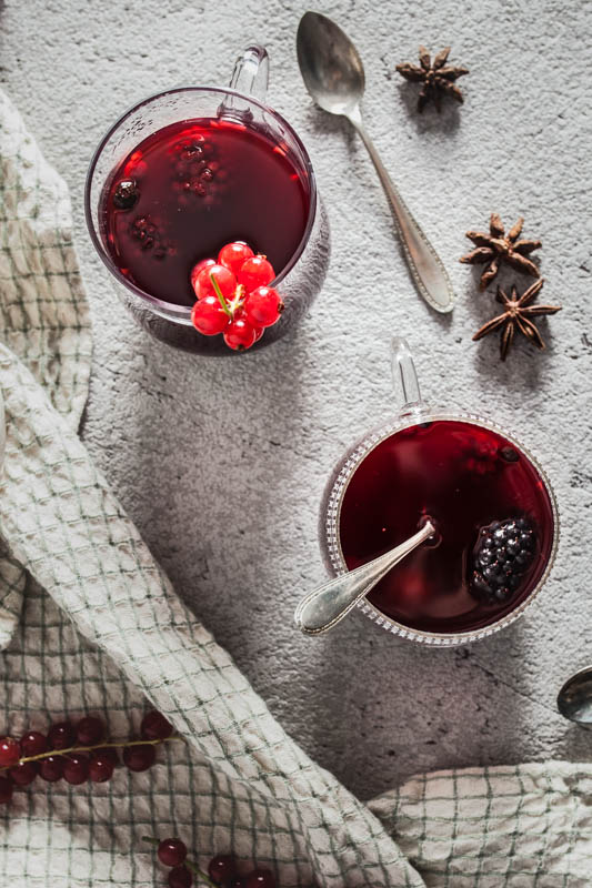 Winterlicher Waldbeeren Punsch mit Brombeeren, Himbeeren und Johannisbeeren. Zur Weihnachtszeit und Winterzeit wird der Saft warm gemacht und heißt Winterpunsch oder Weihnachtspunsch oder auch Glühwein. Wir machen eine wahlweise alkoholfreie oder alkoholische fruchtige Version mit Waldbeeren, Zimt und Sternanis. #foodphotography #weihnachten #christmas #recipes #winter #rezepte