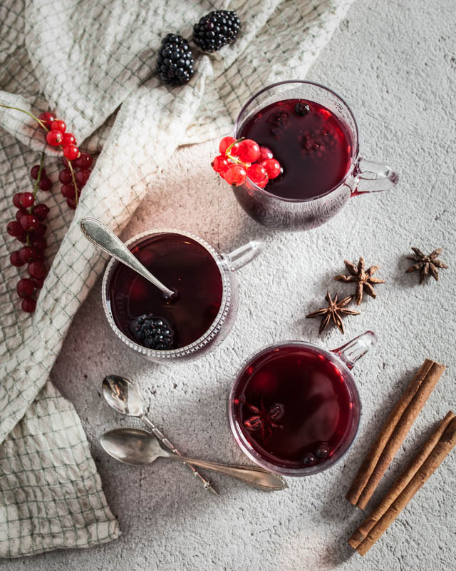 Winterlicher Waldbeeren Punsch mit Brombeeren, Himbeeren und Johannisbeeren. Zur Weihnachtszeit und Winterzeit wird der Saft warm gemacht und heißt Winterpunsch oder Weihnachtspunsch oder auch Glühwein. Wir machen eine wahlweise alkoholfreie oder alkoholische fruchtige Version mit Waldbeeren, Zimt und Sternanis. #foodphotography #weihnachten #christmas #recipes #winter #rezepte