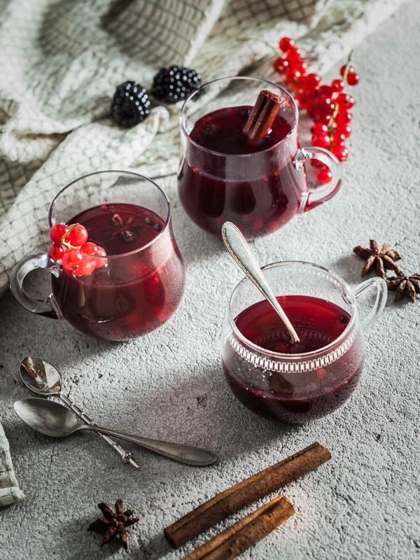 Winterlicher Waldbeeren Punsch mit Brombeeren, Himbeeren und Johannisbeeren. Zur Weihnachtszeit und Winterzeit wird der Saft warm gemacht und heißt Winterpunsch oder Weihnachtspunsch oder auch Glühwein. Wir machen eine wahlweise alkoholfreie oder alkoholische fruchtige Version mit Waldbeeren, Zimt und Sternanis. #foodphotography #weihnachten #christmas #recipes #winter #rezepte