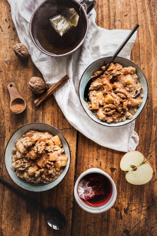 Recipe for a comforting, warming baked apple oatmeal with lots of cinnamon and honey. The perfect winter breakfast for the coldest time of the year. #recipe #winter #porridge #foodstyling #foodphotography