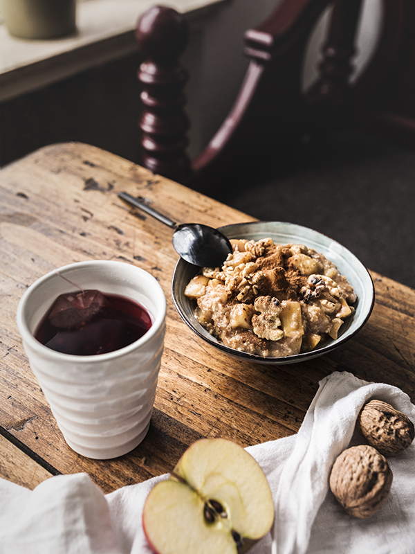 Recipe for a comforting, warming baked apple oatmeal with lots of cinnamon and honey. The perfect winter breakfast for the coldest time of the year. #recipe #winter #porridge #foodstyling #foodphotography