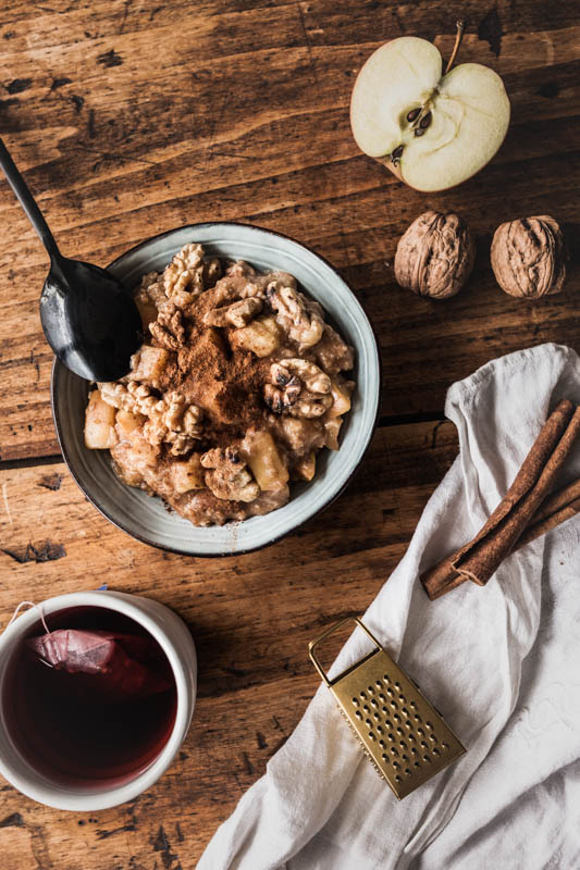 Recipe for a comforting, warming baked apple oatmeal with lots of cinnamon and honey. The perfect winter breakfast for the coldest time of the year. #recipe #winter #porridge #foodstyling #foodphotography