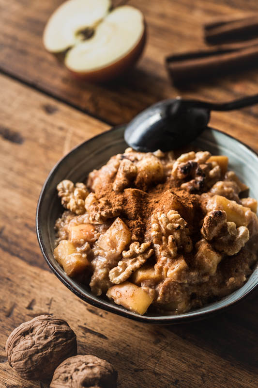 Recipe for a comforting, warming, vegan apple cinnamon oatmeal with lots of cinnamon and honey. The perfect winter breakfast for the coldest time of the year. #recipe #winter #porridge #foodstyling #foodphotography